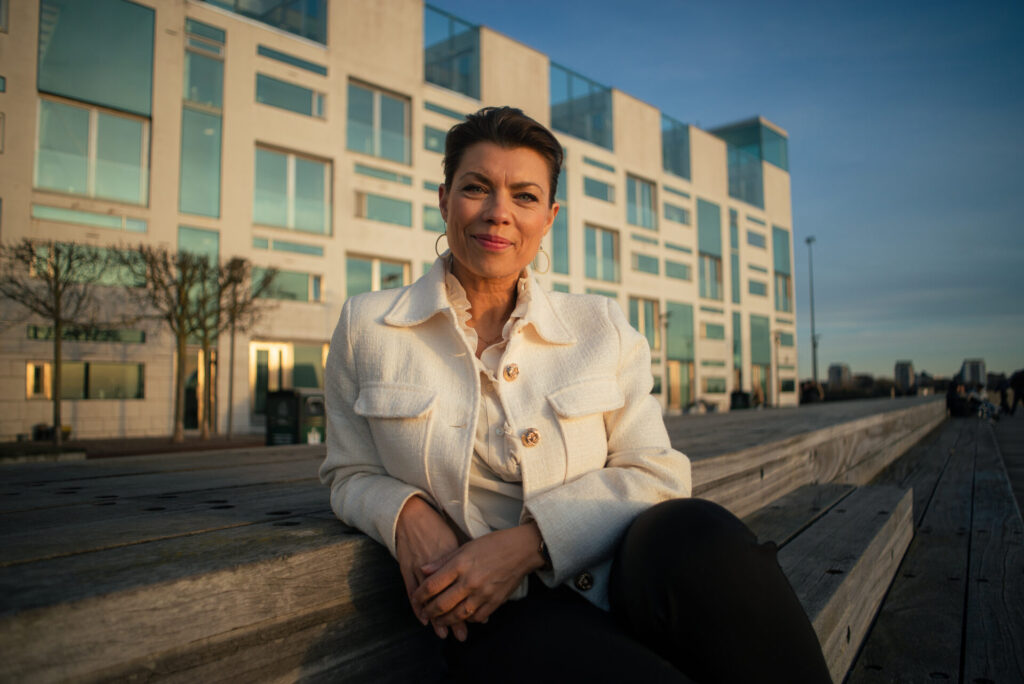 Mina Legnered sitter på trädäcket Sundspromenaden Västra Hamnen_Foto Diego Monsivais